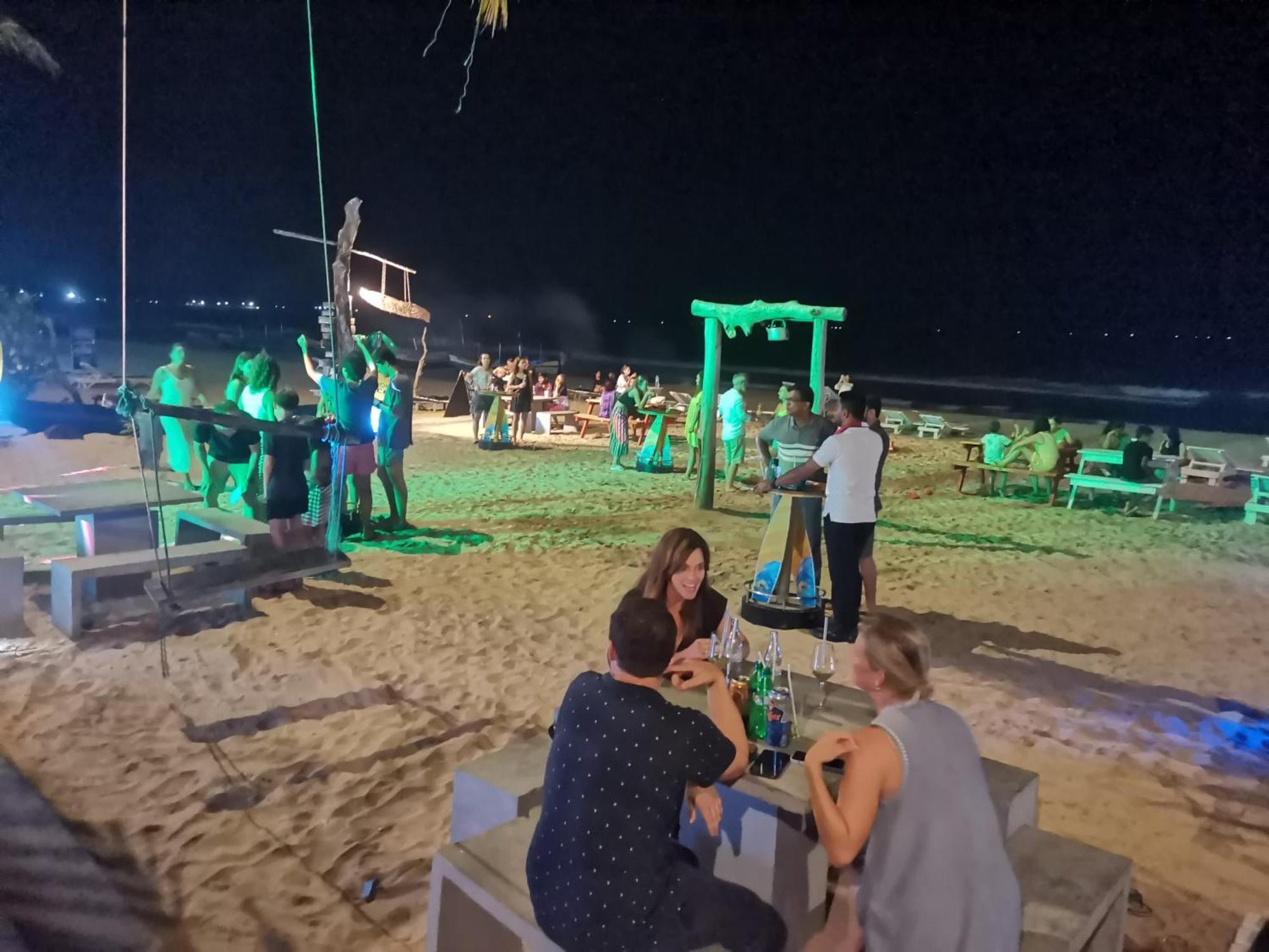 Surf Reef Beach Trincomalee Extérieur photo
