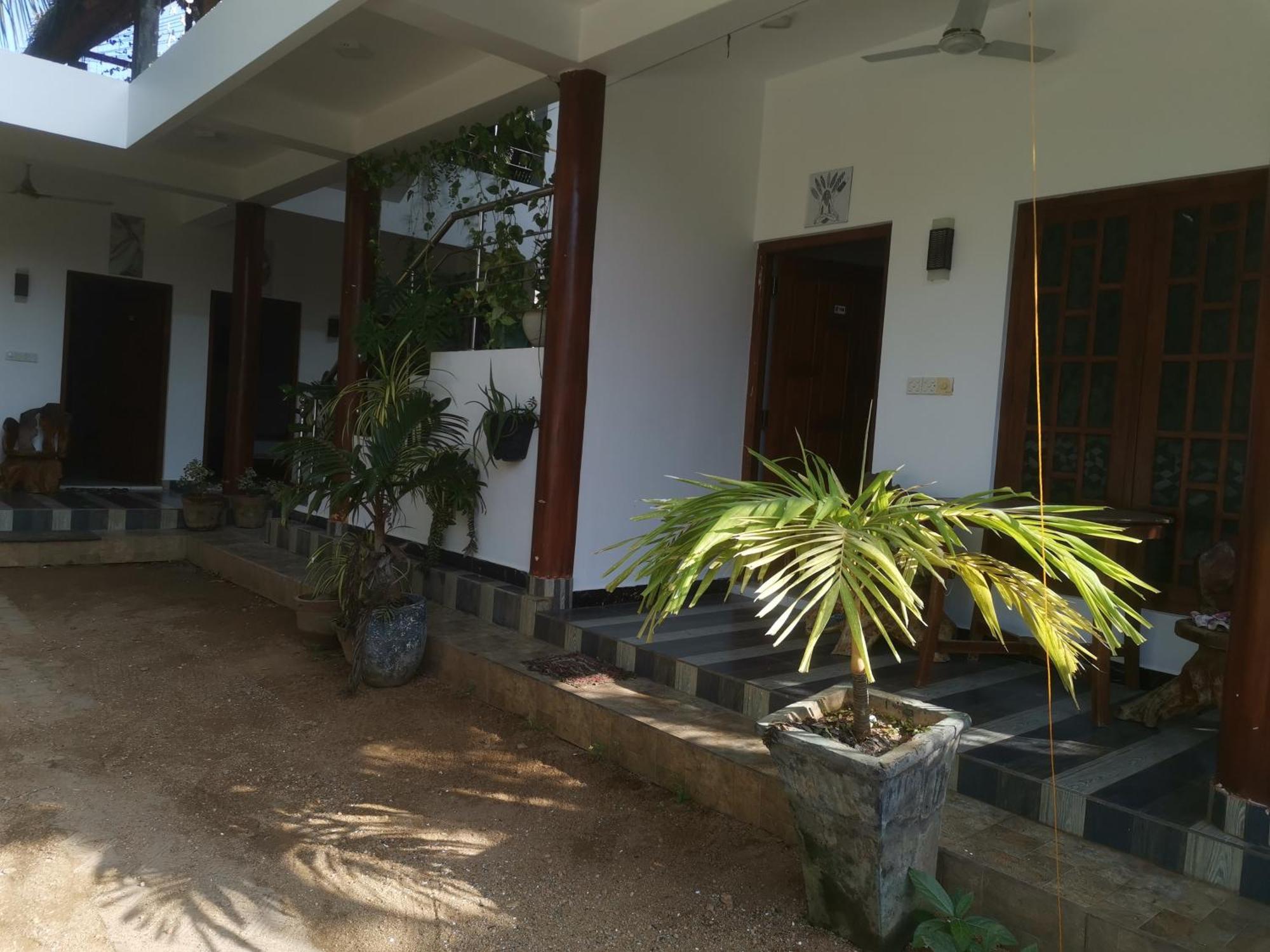 Surf Reef Beach Trincomalee Extérieur photo