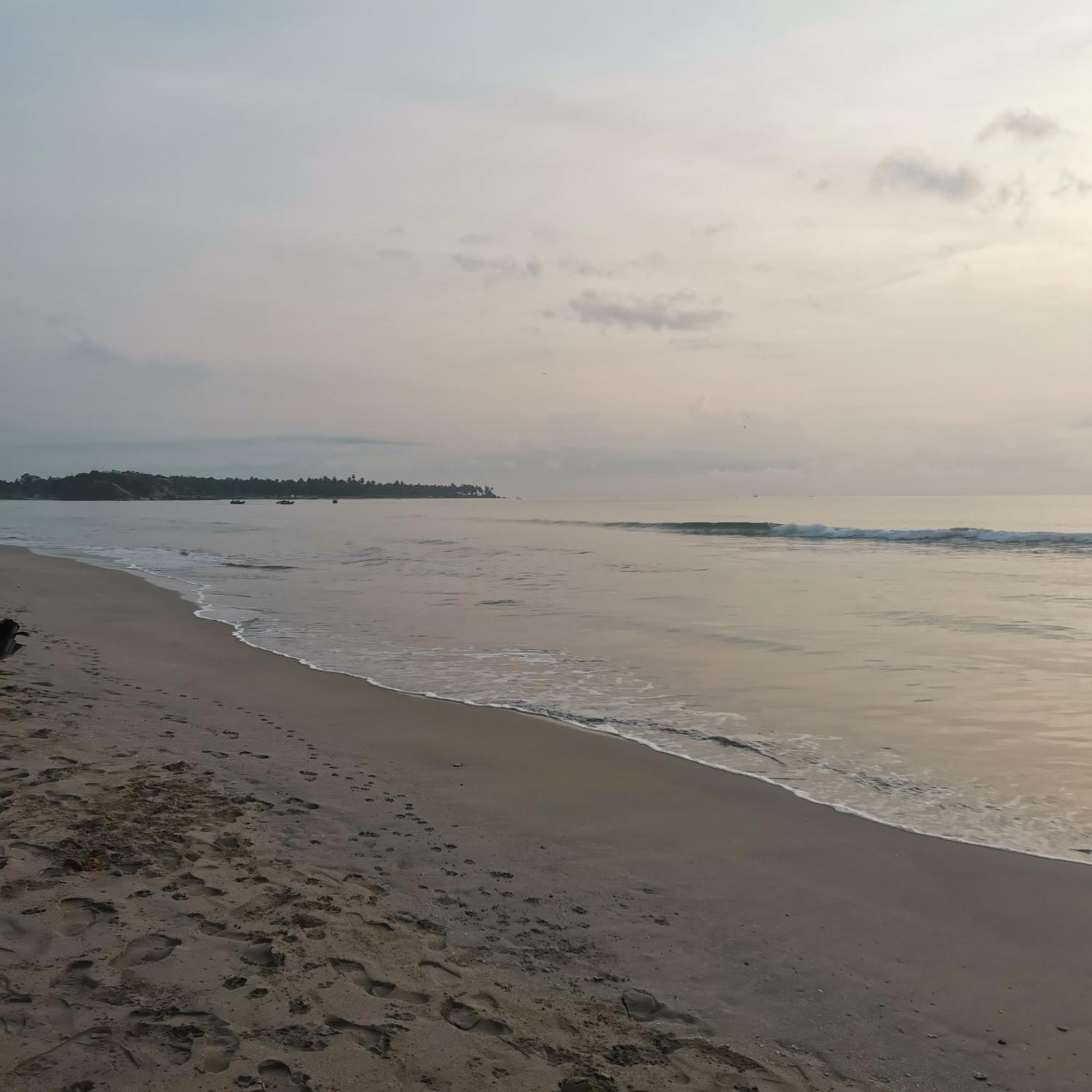 Surf Reef Beach Trincomalee Extérieur photo