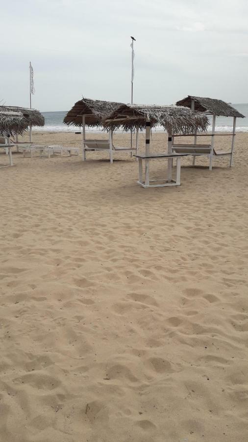 Surf Reef Beach Trincomalee Extérieur photo